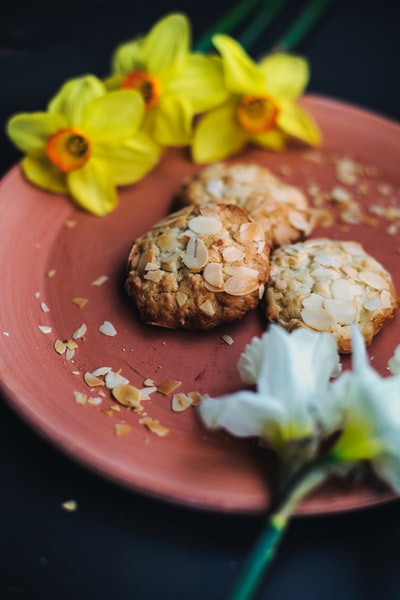 燕麦片饼干和水仙花放在盘子里